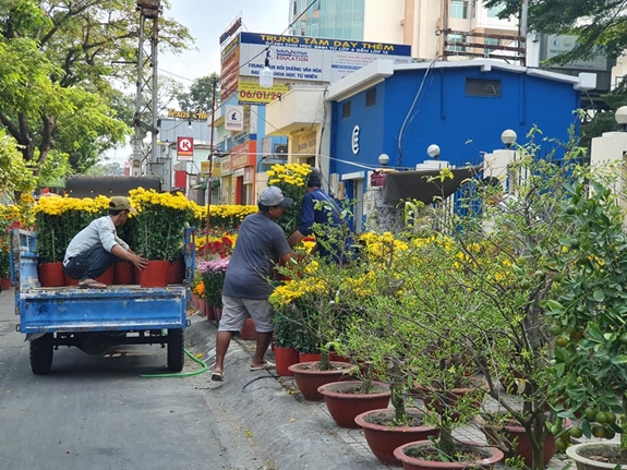Chiều 28 Tết, những chuyến xe tải hạng nhẹ tiếp tục đưa hoa từ các nhà vườn ở Bến Tre, Tiền Giang, Long An… vào phố người Hoa.